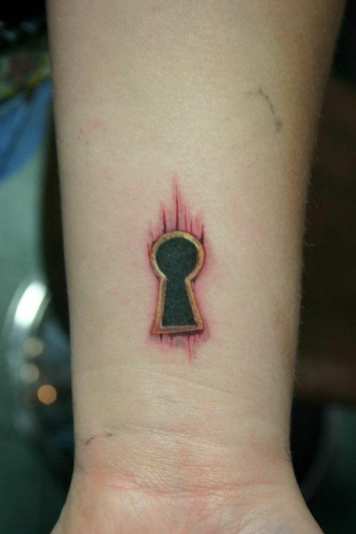 Tatuaggio sul polso piccolo buco della serratura tatuaggio