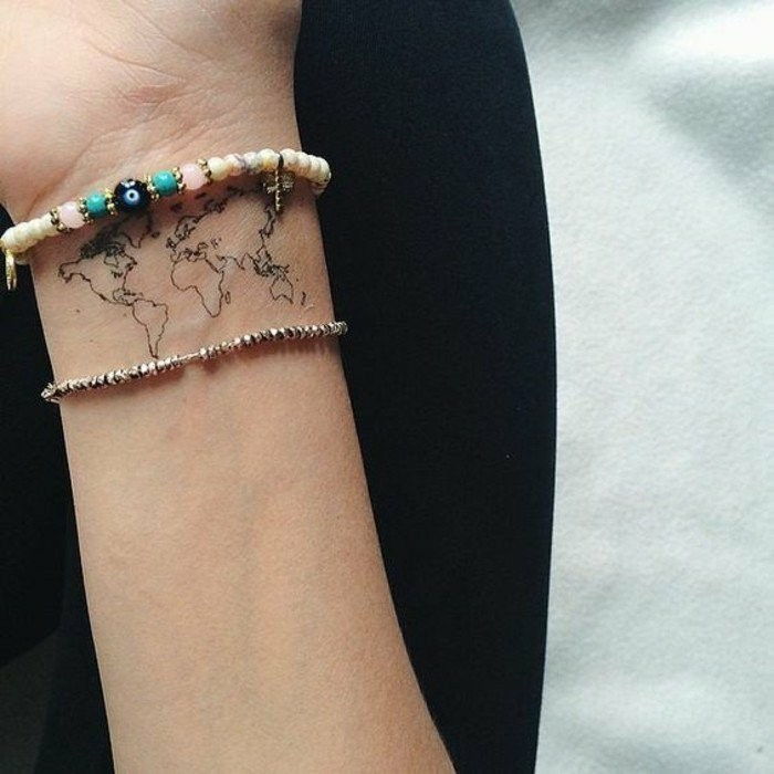 Tatuiruotė ant riešo-su-pasaulio žemėlapyje