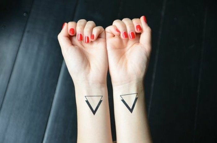 Tatuiruotė ant riešo-su dviem trikampiais
