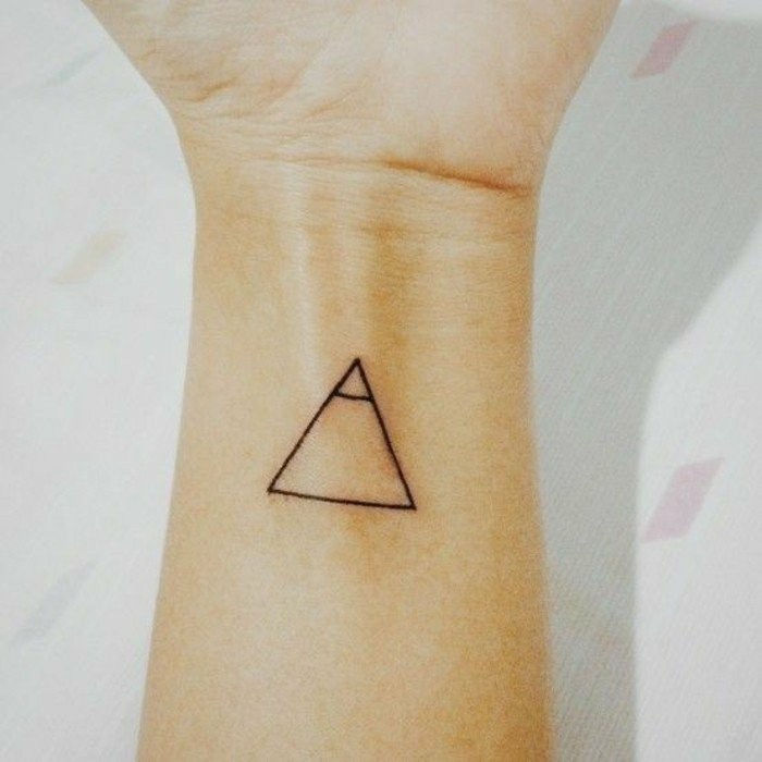 Tatuiruotė ant riešo-as-Piramide