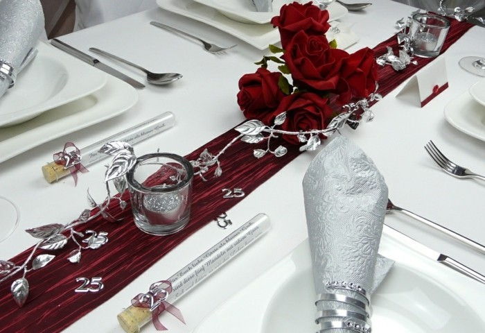 Stalo papuošimas sidabro vestuvių modelis stalo-of-tischdeko-Online-su-raudonais-rožių