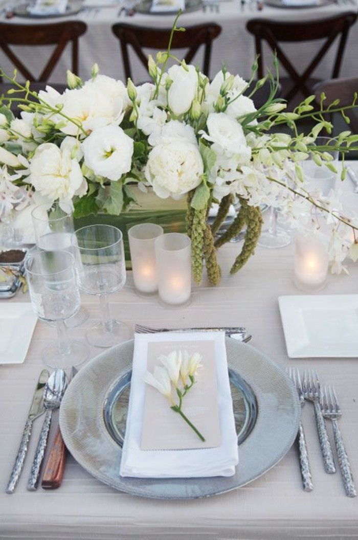 Stalo papuošimas sidabro vestuvių su-balta-gėlės
