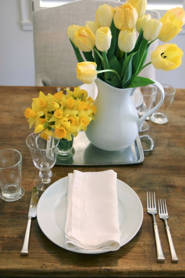 Bord dekorasjon bord dekorasjon med gule tulipaner