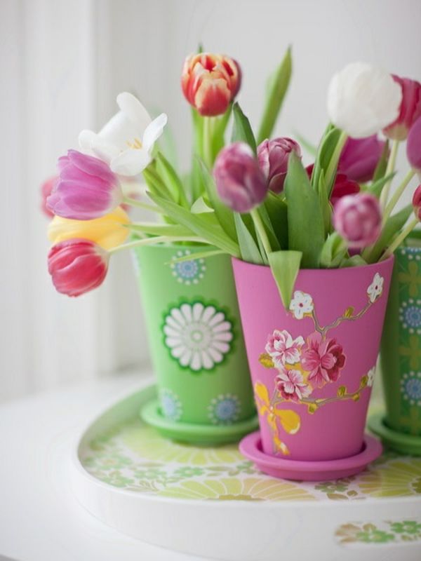 Borddekorasjon-med-rosa-tulipaner
