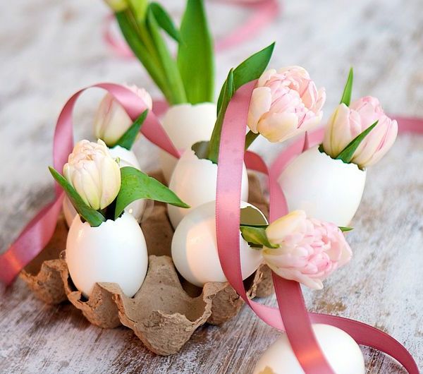 Borddekorasjon-med-rosa-hvitt-tulipaner-eggeskall