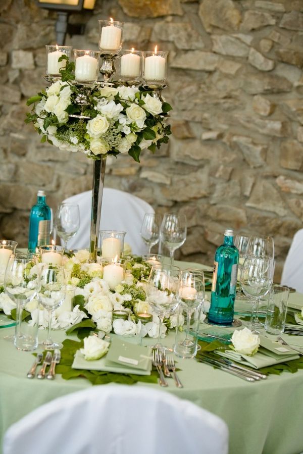 Krásna stolové dekorácie v bielej a zelenej