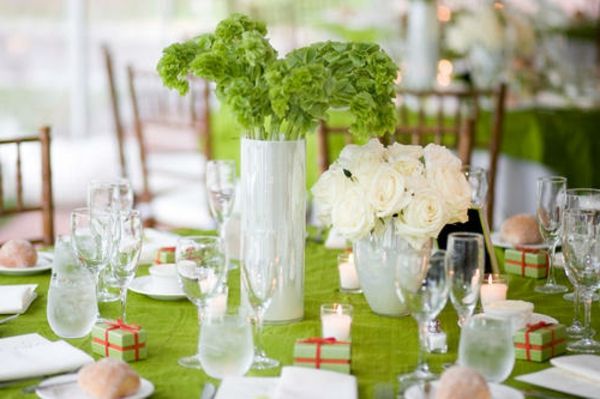 Stolové dekorácie-in-bielo-zelenej farby s prácou kvetinami