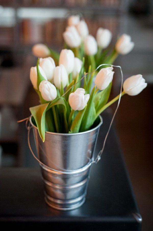 Bord dekorasjon med tulipaner og hvite