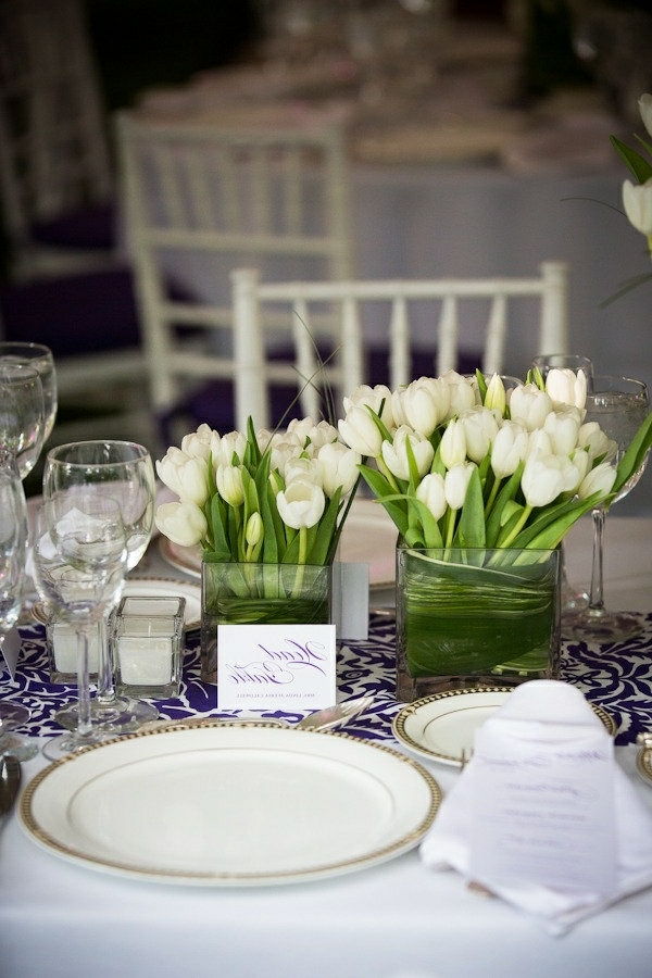 Bord dekorasjon med tulipaner-in-white