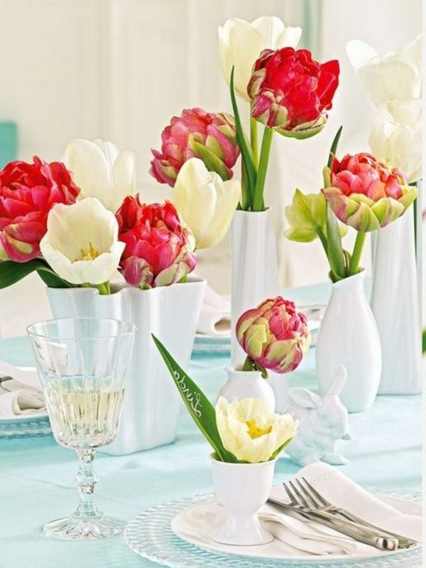 Bord dekorasjon med tulipaner på hvitt og rødt