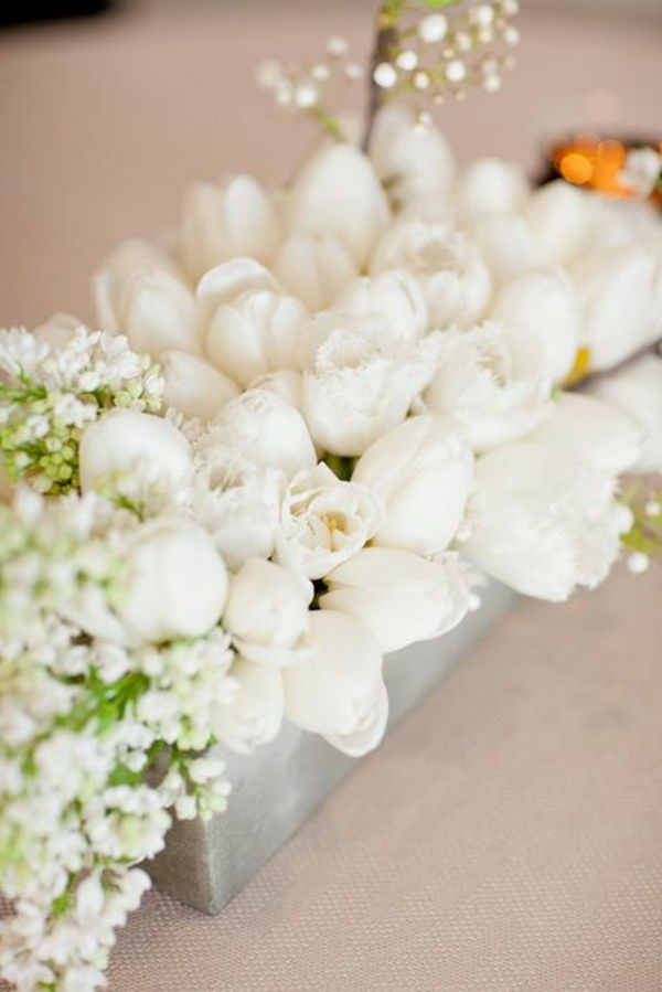 Bord dekorasjon med tulipaner-in-White