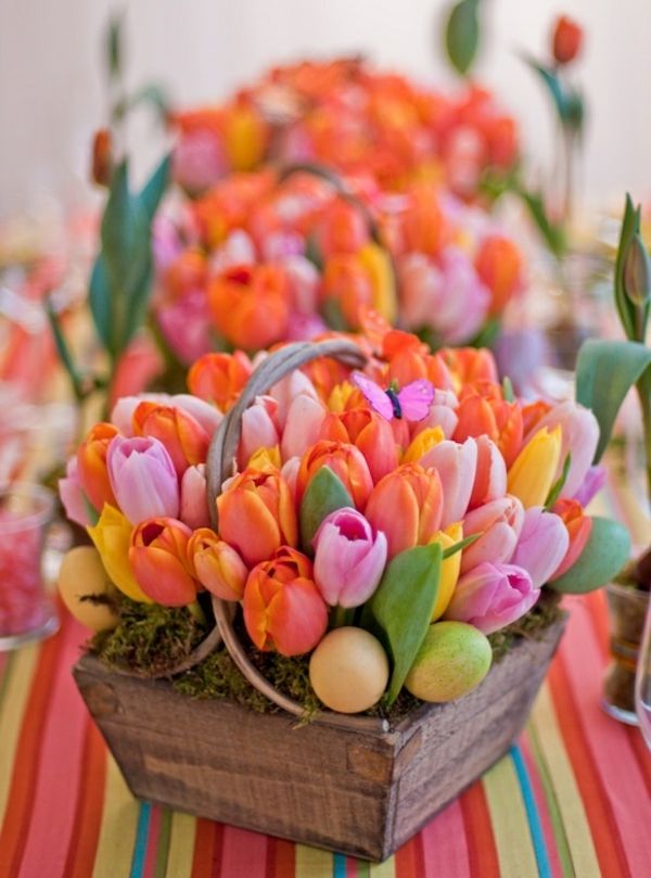 Bord dekorasjon med tulipaner-i-vielen.verschiedenen farger