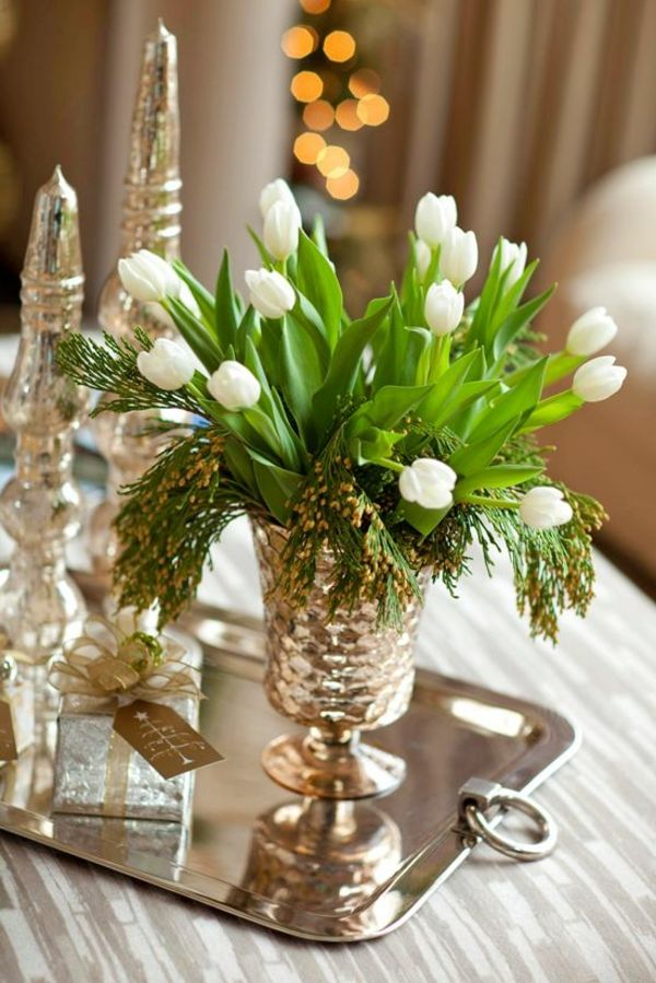 Bord dekorasjon med tulipaner-i-hvit farge