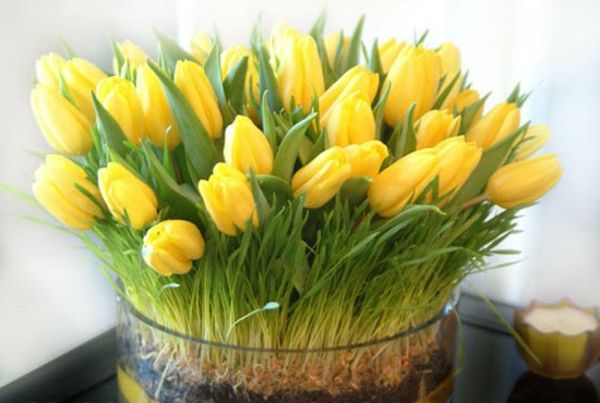 Borddekorasjon med gule tulipaner idé