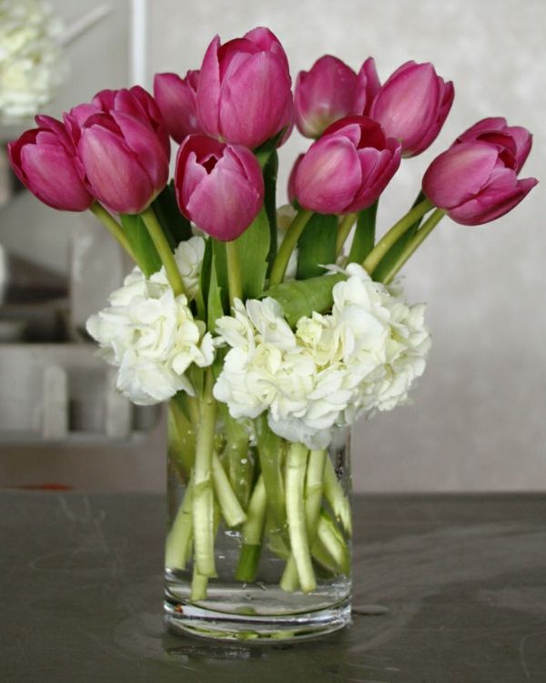 Bord dekorasjon med rosa tulipan