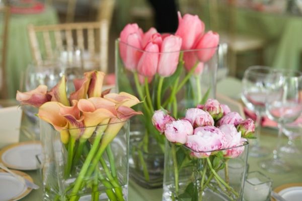 Bord dekorasjon med rosa tulipaner-decoration idé