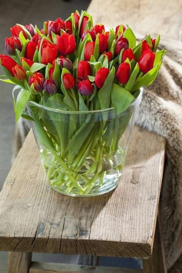 Borddekorasjon med rød - tulipaner