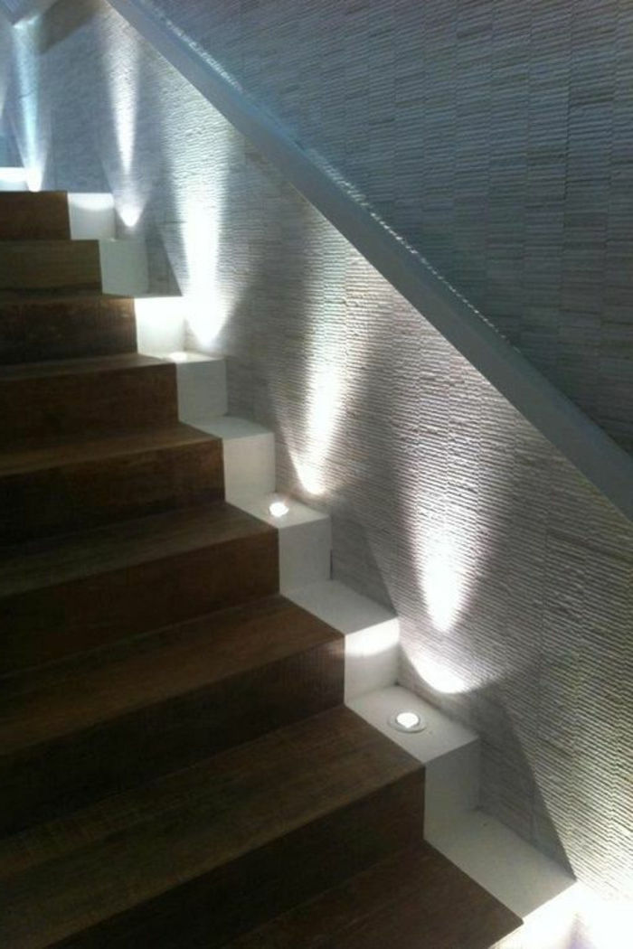 Bodové svetlá osvetľujú schodisko drevené obloženie