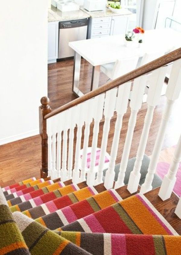 veľký schodisko koberec pestré farby