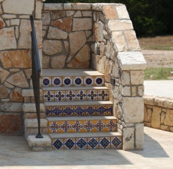 Stopnice, izdelane iz kamna z-Mozaik