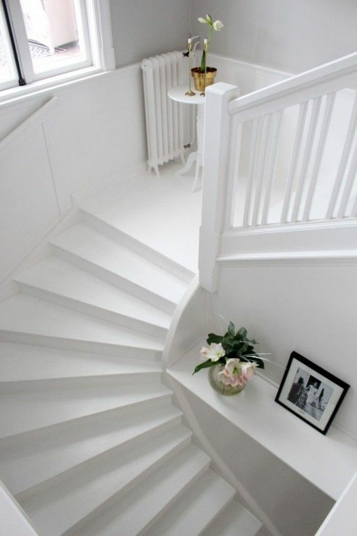biele schodisko a prvky dekorácie schodisko dizajn