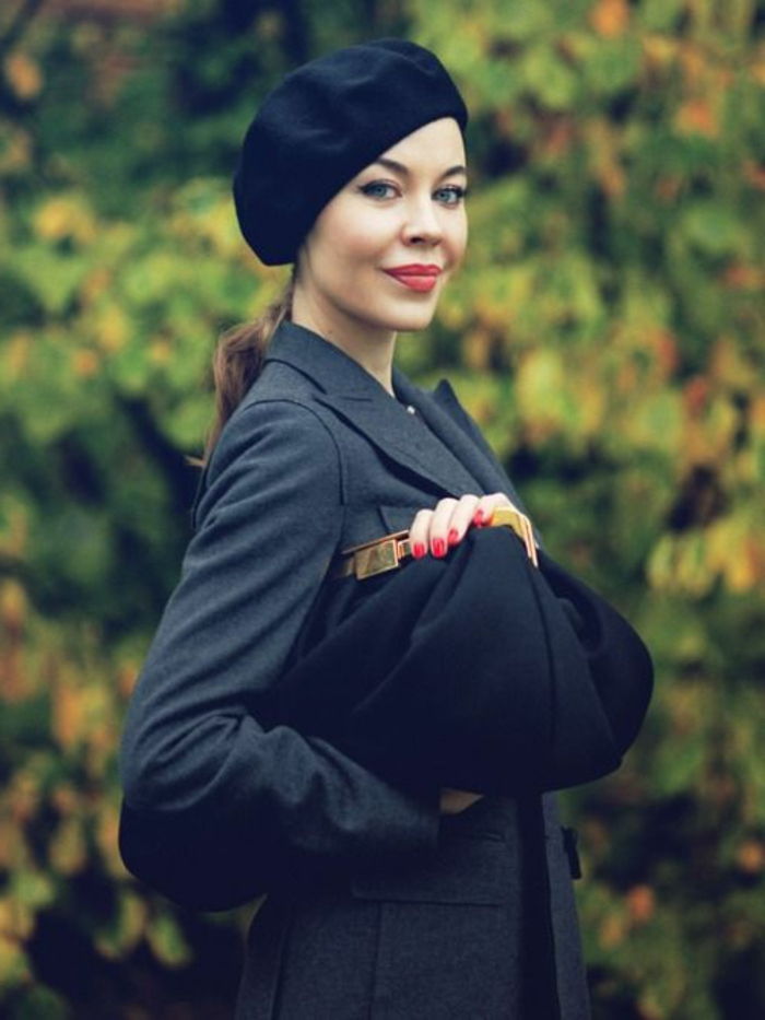Ulyana-Sergeenko Foto elegant chic Koppling röda nagellack rött läppstift och svart hatt