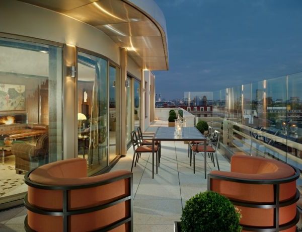 -Urban-terrasse-med-ultra-moderne-design-penthouse-terrasse luksus eksteriør design