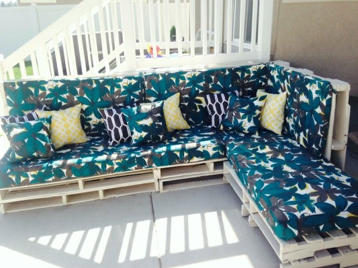 Veranda Patio oblikovanje kotiček kavč Palette Cvetlični vzorec blazine blazine stopnice