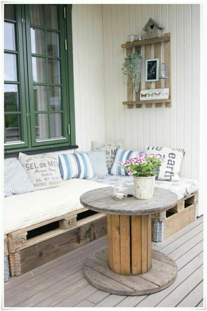 Veranda, terasa vrtna garnitura palete kavč klubska mizica blazine lončnica