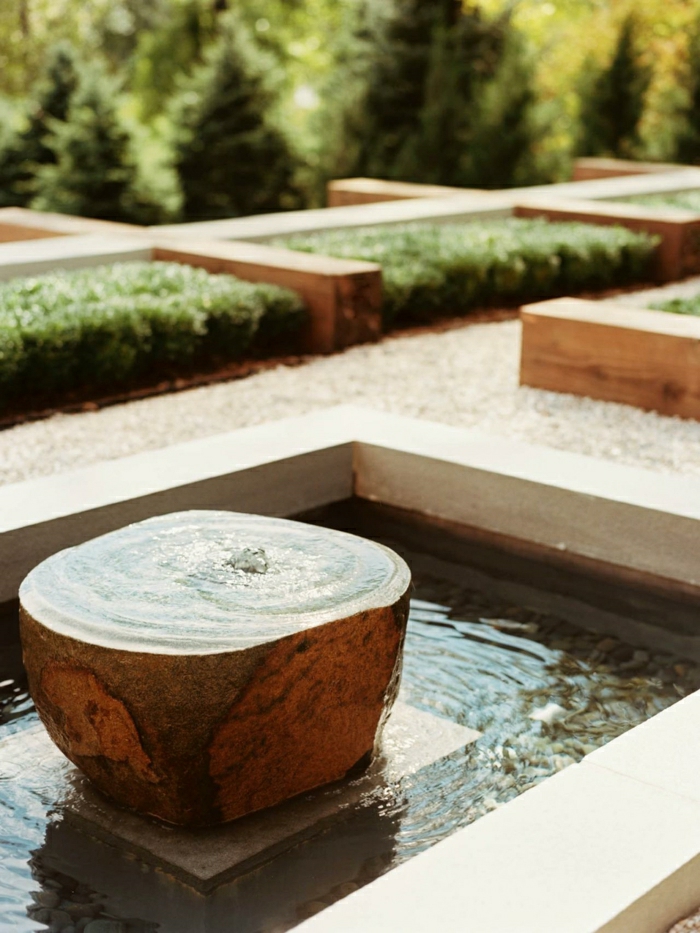fântână de apă grădină modernă