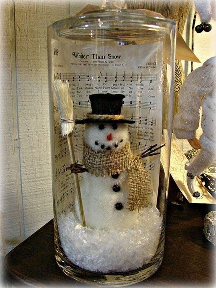 Globo de neve caseiro de velho frasco de pedreiro com boneco de neve