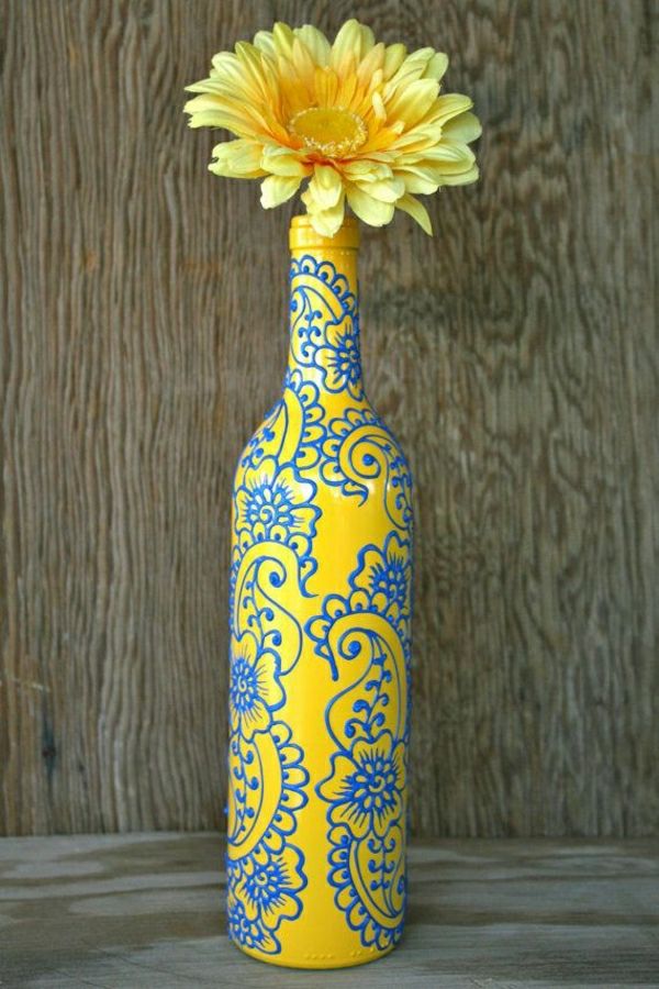 geltonos vyno butelis vaza Gerbera chna apdaila Mėlyna