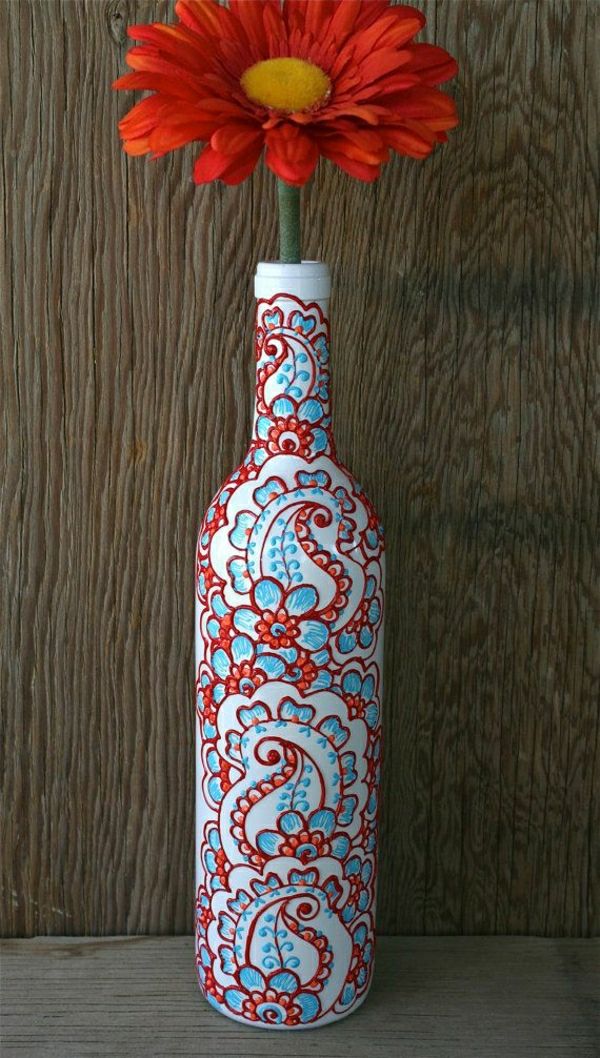 Balta vyno butelis vaza Gerbera chna apdaila-mėlyna-raudona-oranžinė