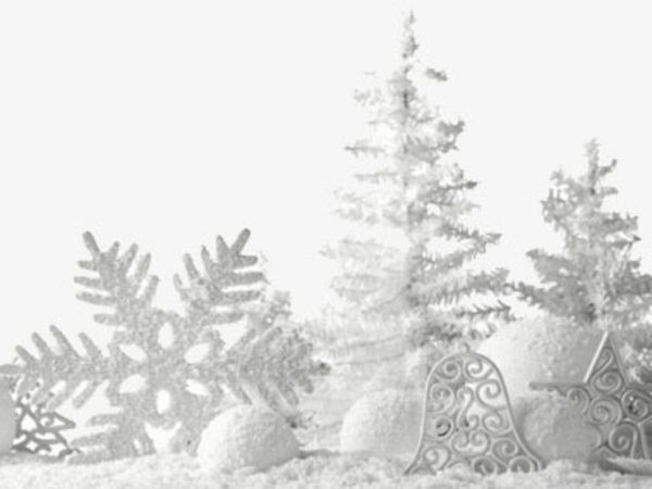 białe świąteczne dekoracje - płatki śniegu obok jodły