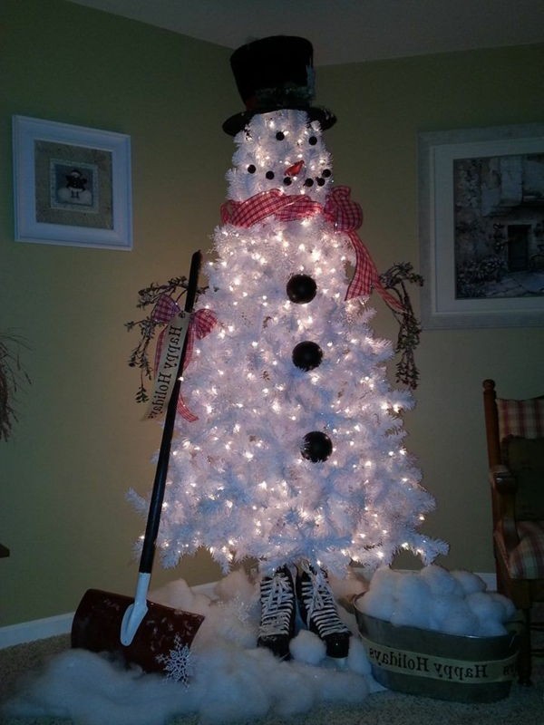 bela božična dekoracija - snežna jelka, ki sije