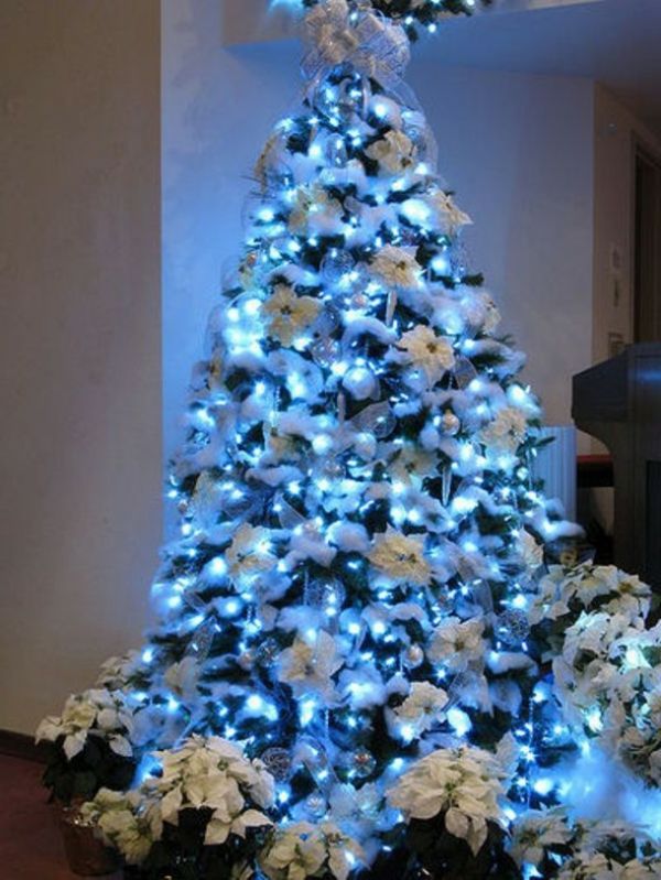białe świąteczne dekoracje - piękna choinka z niebieskim podświetleniem