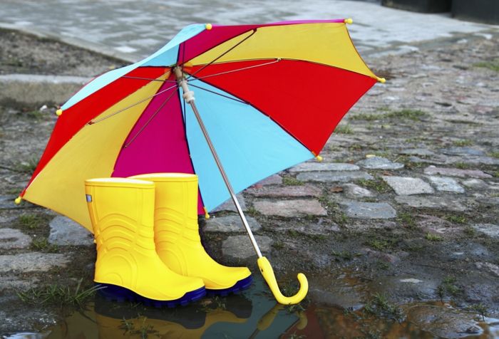 Dia chuvoso do guarda-chuva botas amarelas coloridas infantil