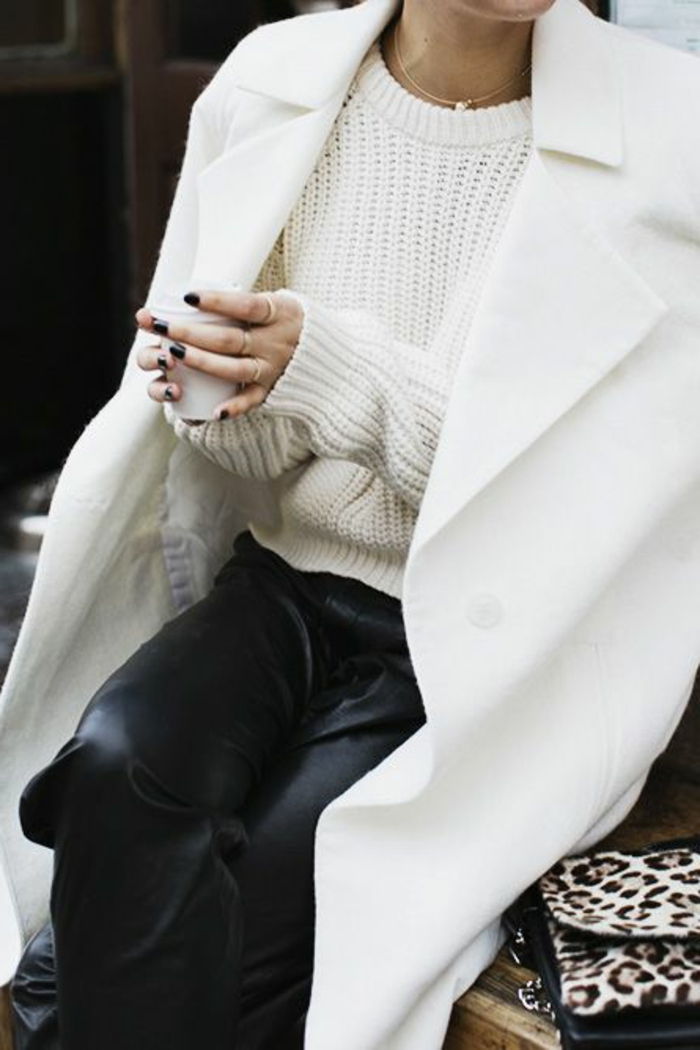Zimowe damskie płaszcze skórzane spodnie sweter sprzęgła kubek kawy