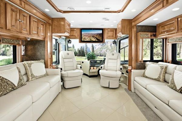 RV-brukt-hvitt-skinn sofaer-og-tre skap Camper med luksuriøst design