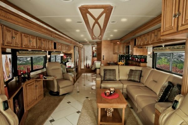 Caravan tiltrengte-med tremøbler og sofaer-RV med luksuriøst design