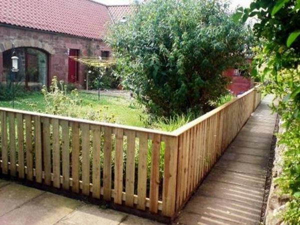 Gard de design de gradina din lemn