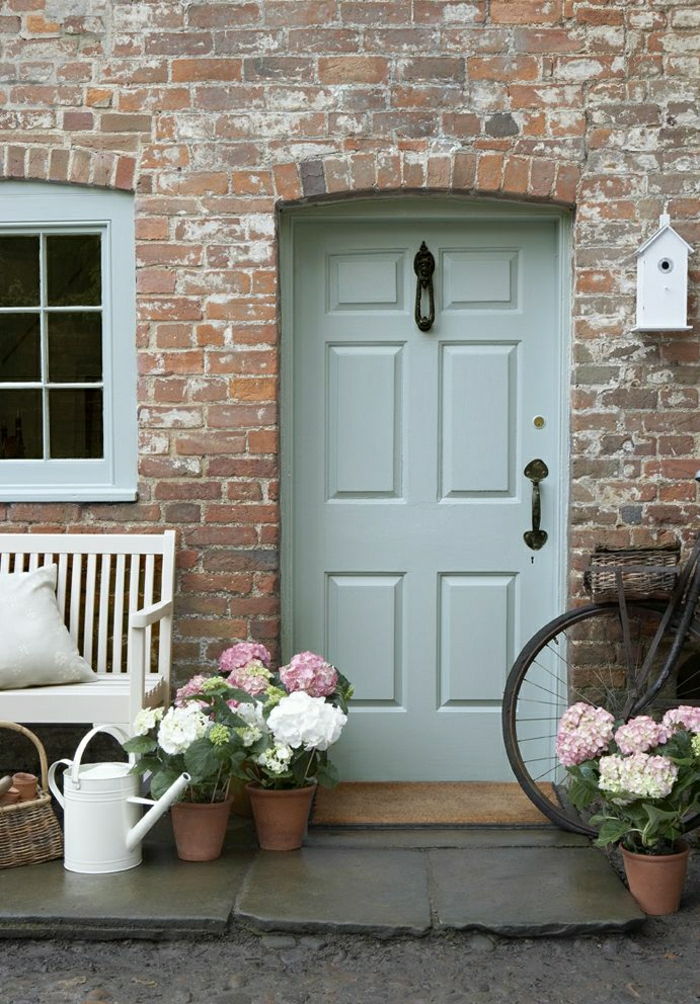 Cărămidă casa de epocă veche-house ușă-fereastră alb-bancare ghivece de flori rattan udare biciclete