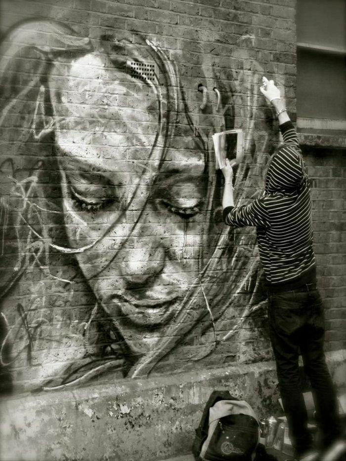 Tuğla duvar siyah ve beyaz grafiti sokak sanatı