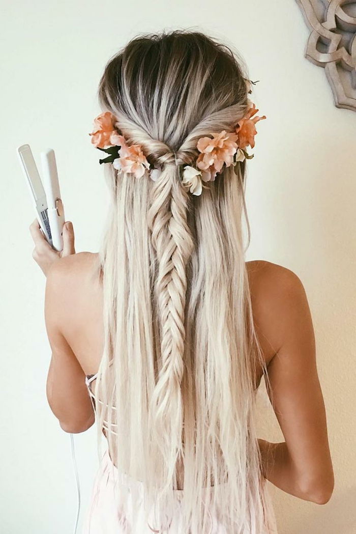 lepe frizure za dolge lase, blond dekle s fišetail frizuro z lasnim okrasom cvetlični venec
