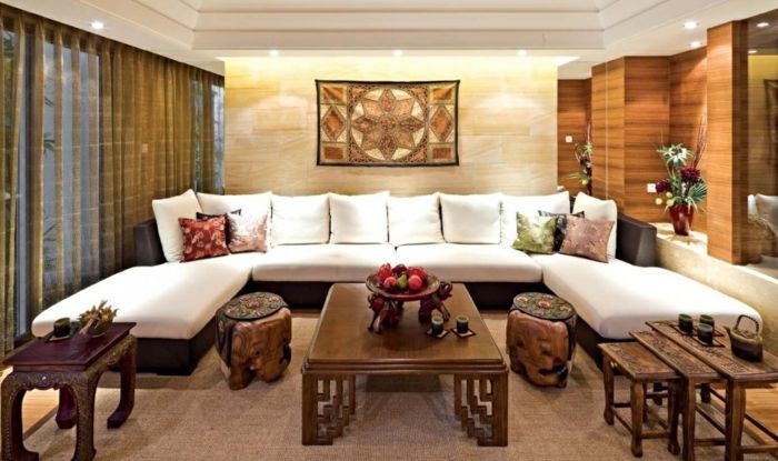 orient møbler gigantiske sofa med mange puter hvite puter fargerike puter wooden decoys trebord