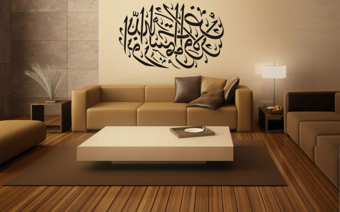 orientalske møbler beige sofa brun glanset pute bord i hvit farge vegg dekorasjon påskrift på arabisk arabisk kunst