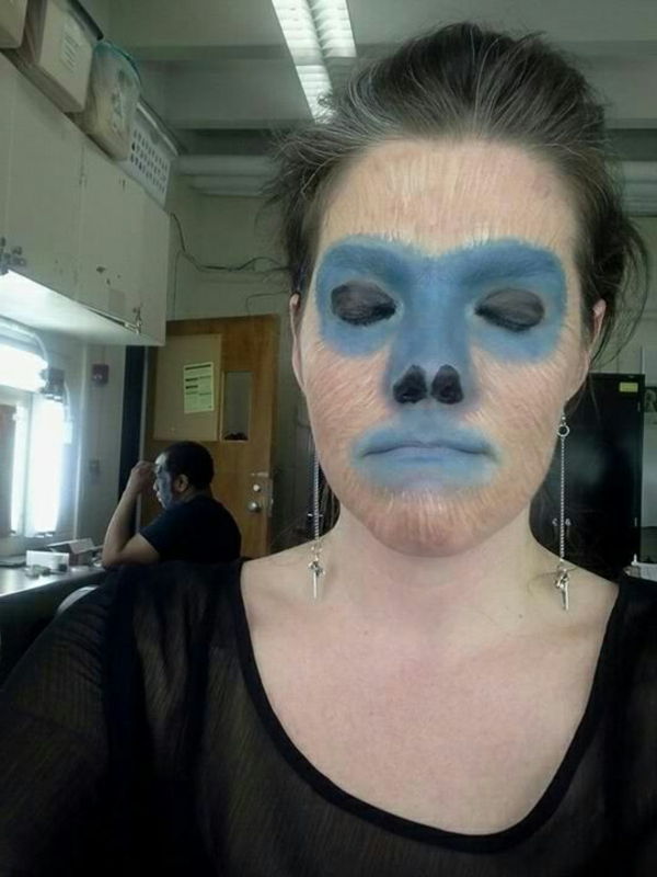 Małpa-make-up i niebieskim głównym zastosowaniu przyjemnej dla oka