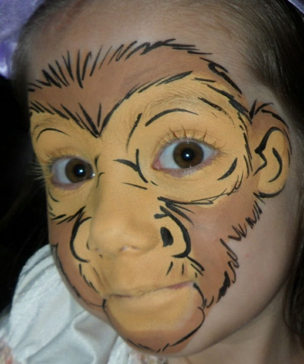 Małpa-make-up-małej dziewczynki
