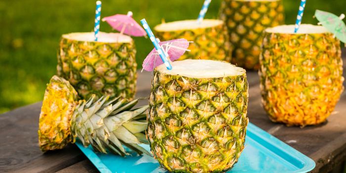 Ananas suyu, çekici ve serinletici yazlık içecekler eşliğinde açıklanamayan kokteyller