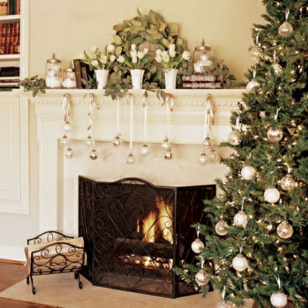 białe świąteczne dekoracje - kominek w kolorze białym